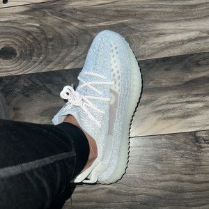 Yeezy Boost 350 V2 ‘Static Reflective' fits women size 8.5